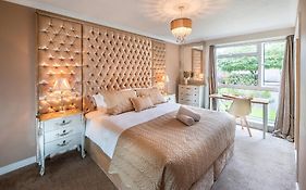 La Casa Suites Windsor - Spacious Ground Floor 2-Bedroom Apartments With Free Parking